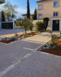 Aménagement extérieur en béton désactivé