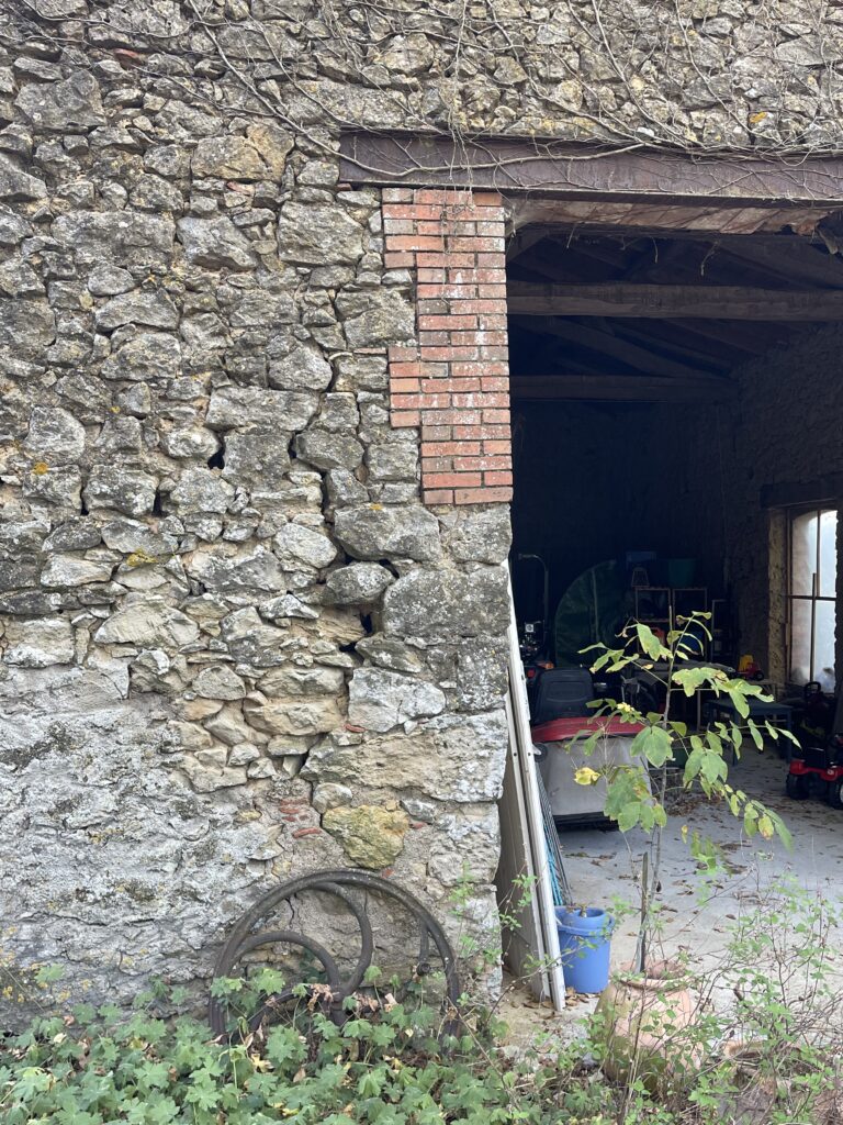 Etat ouverture garage avant rénovation briques rouges - Maçons Castres